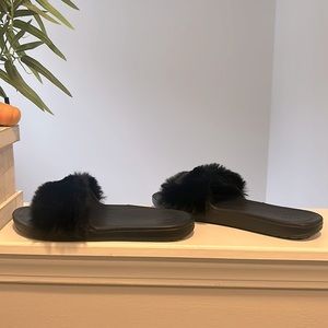 Crocs Women’s classic slide with fur size 11